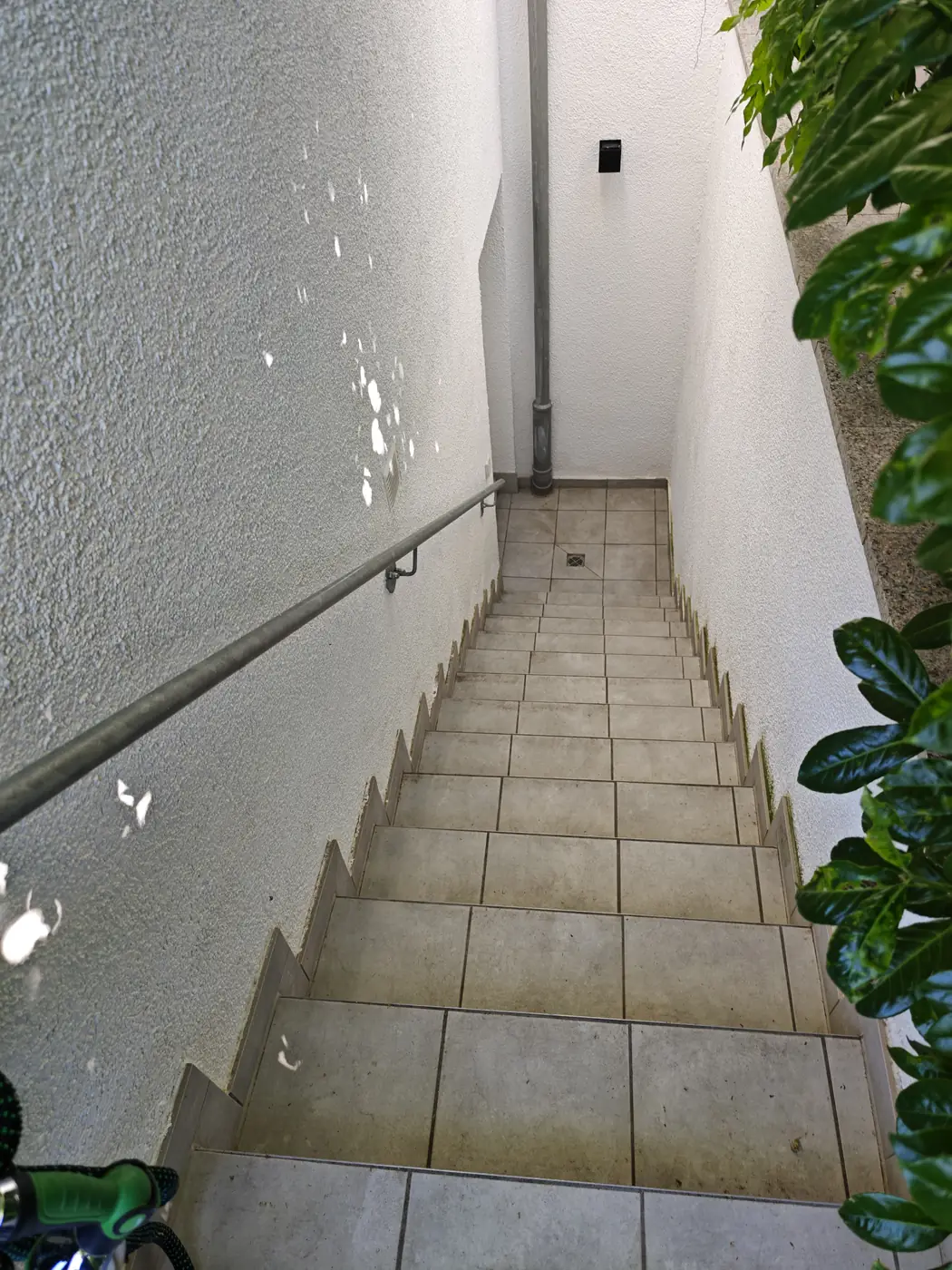 Außentreppe zum Untergeschoss einer Wohnanlage – Treppenreinigung