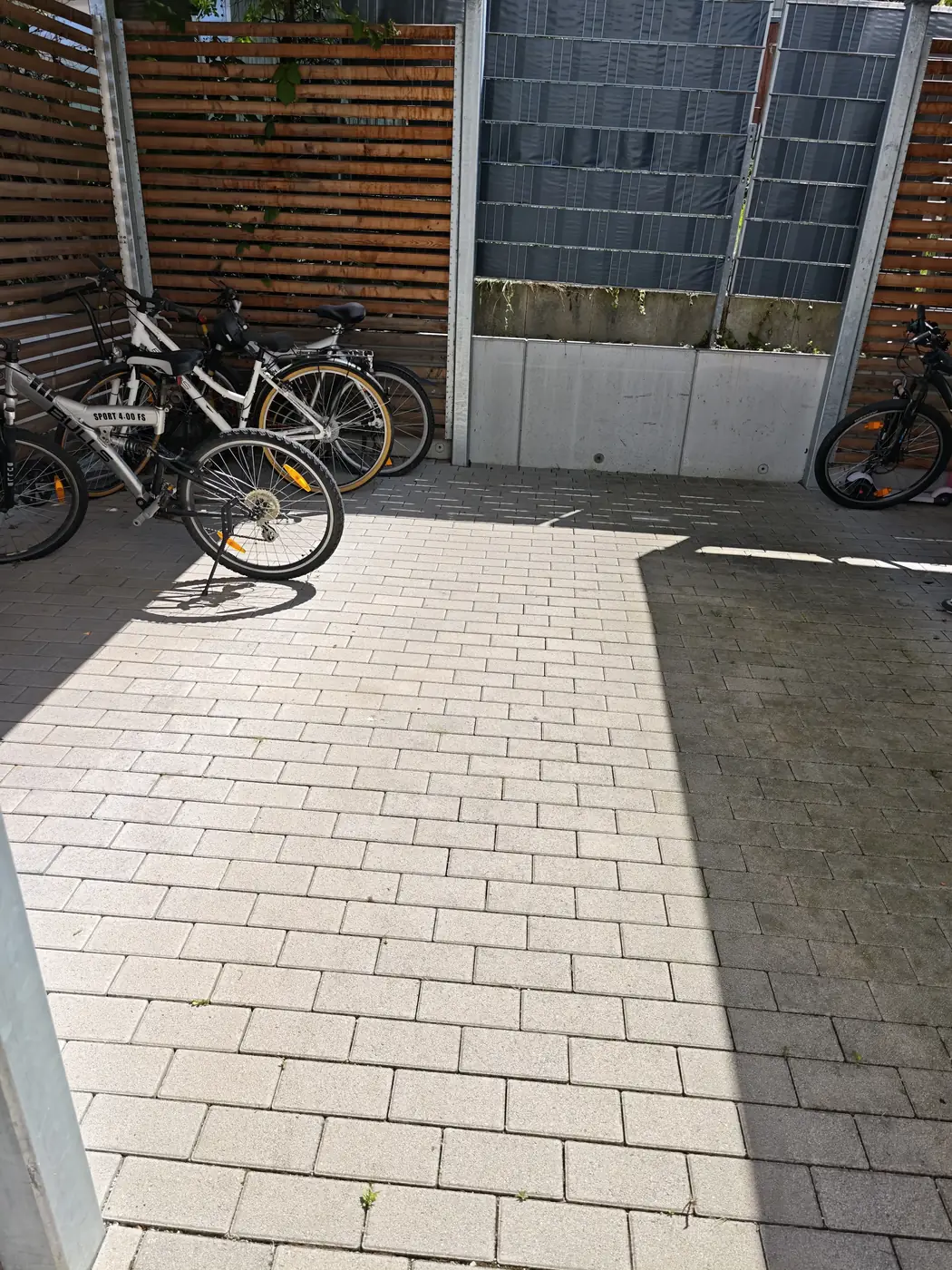 Gereinigter Fahrradabstellplatz einer Wohnanlage – nachher