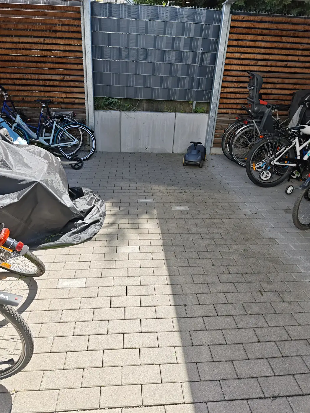 Verschmutzter Fahrradabstellplatz einer Wohnanlage – vorher