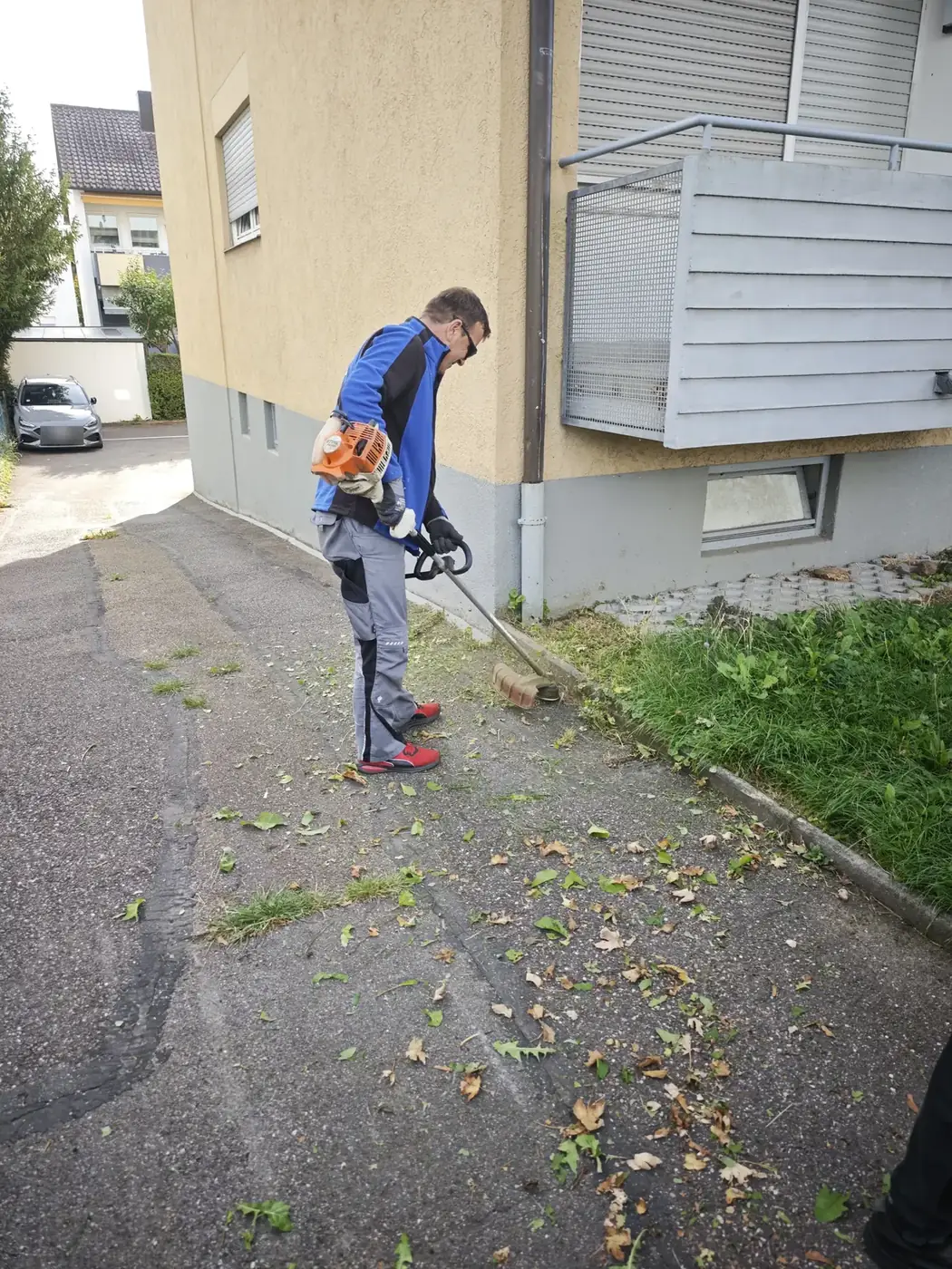 Mitarbeiter von Hausmeisterservice Cvijetić beim Freischneiden von Wegrändern