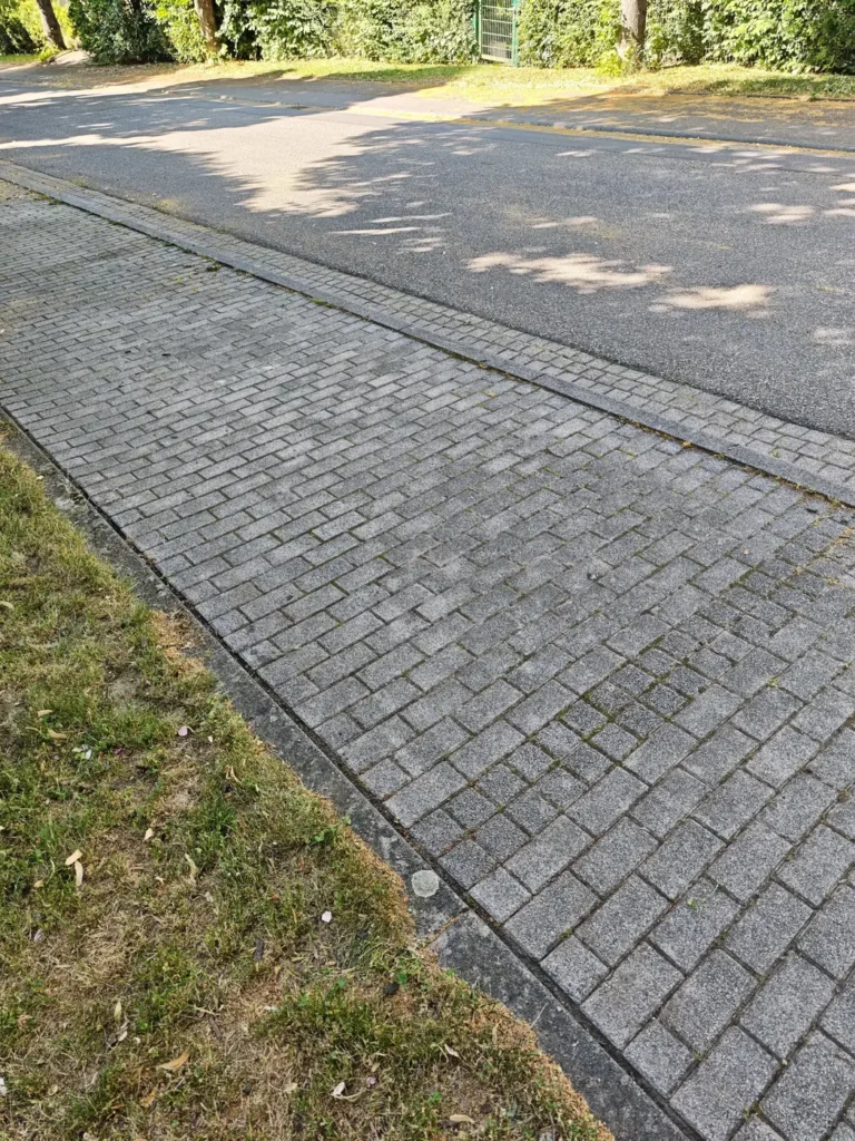 Gekehrter Gehweg nach der Laubbeseitigung durch Hausmeisterservice Cvijetić