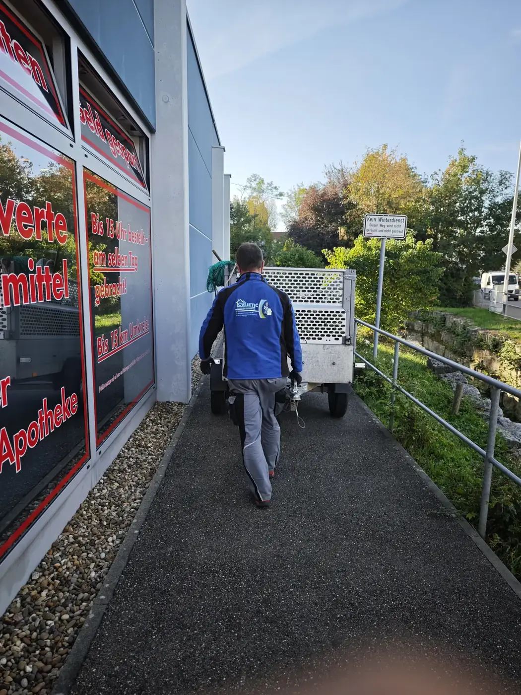 Mitarbeiter von Hausmeisterservice Cvijetić beim Abtransport von Grünschnitt