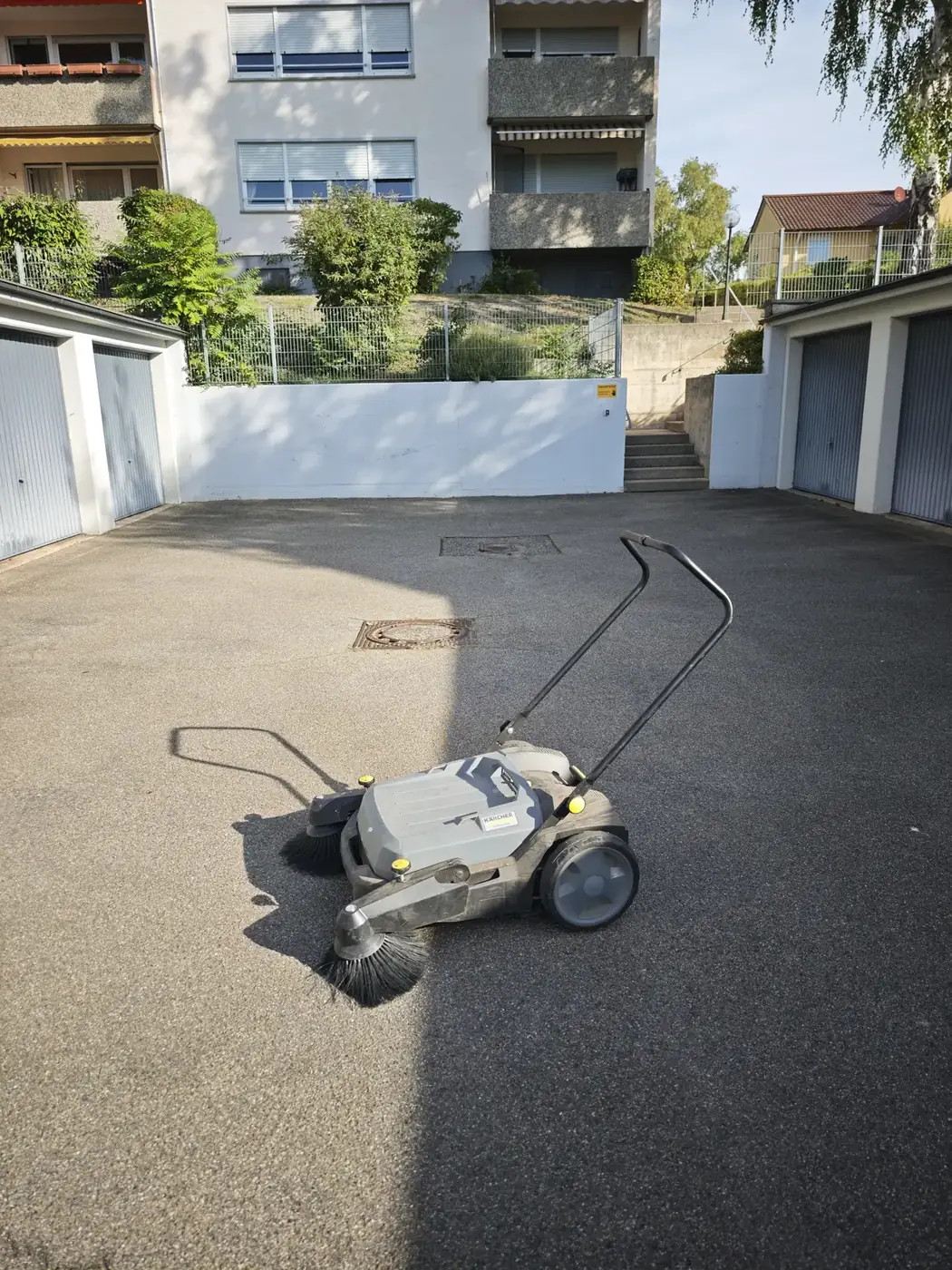 Gekehrter Garagenhof einer Wohnanlage – Kehrdienst von Hausmeisterservice Cvijetić