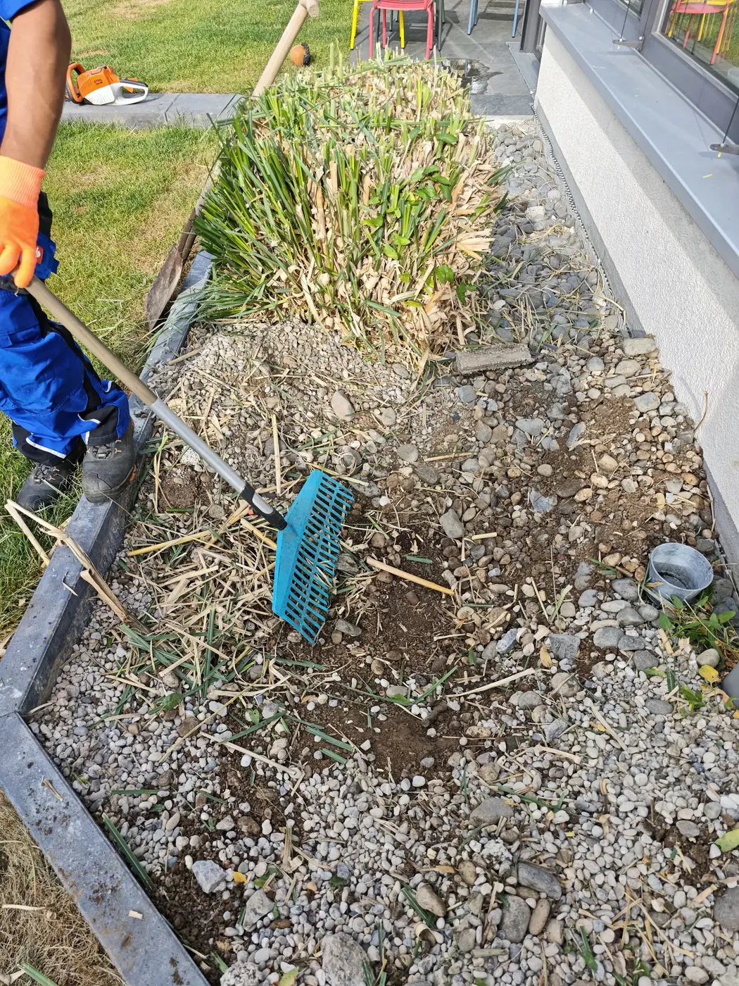 Kiesbeet wird gereinigt, Gräser werden entfernt
