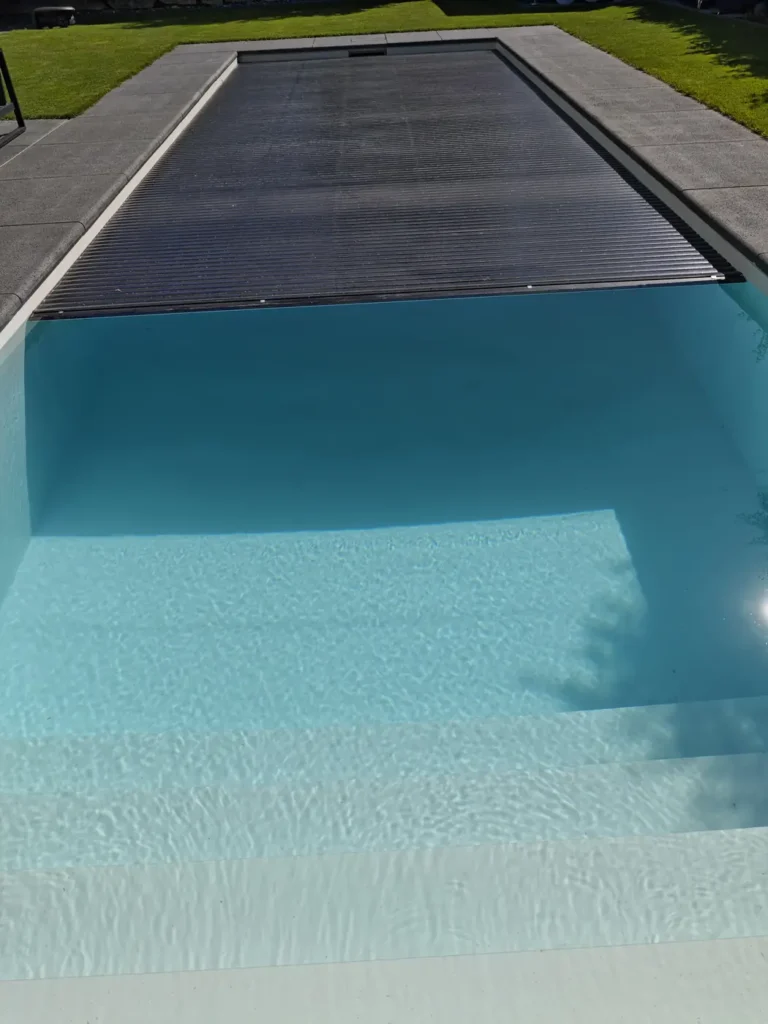 Poolbecken mit Rollladenabdeckung nach der Reinigung