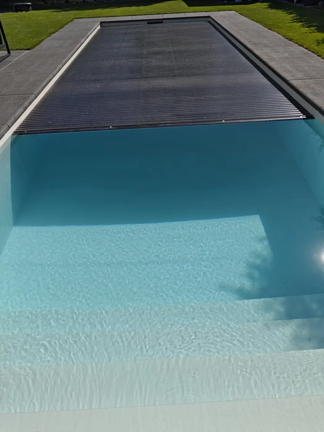 Poolbecken mit Rollladenabdeckung nach der Reinigung