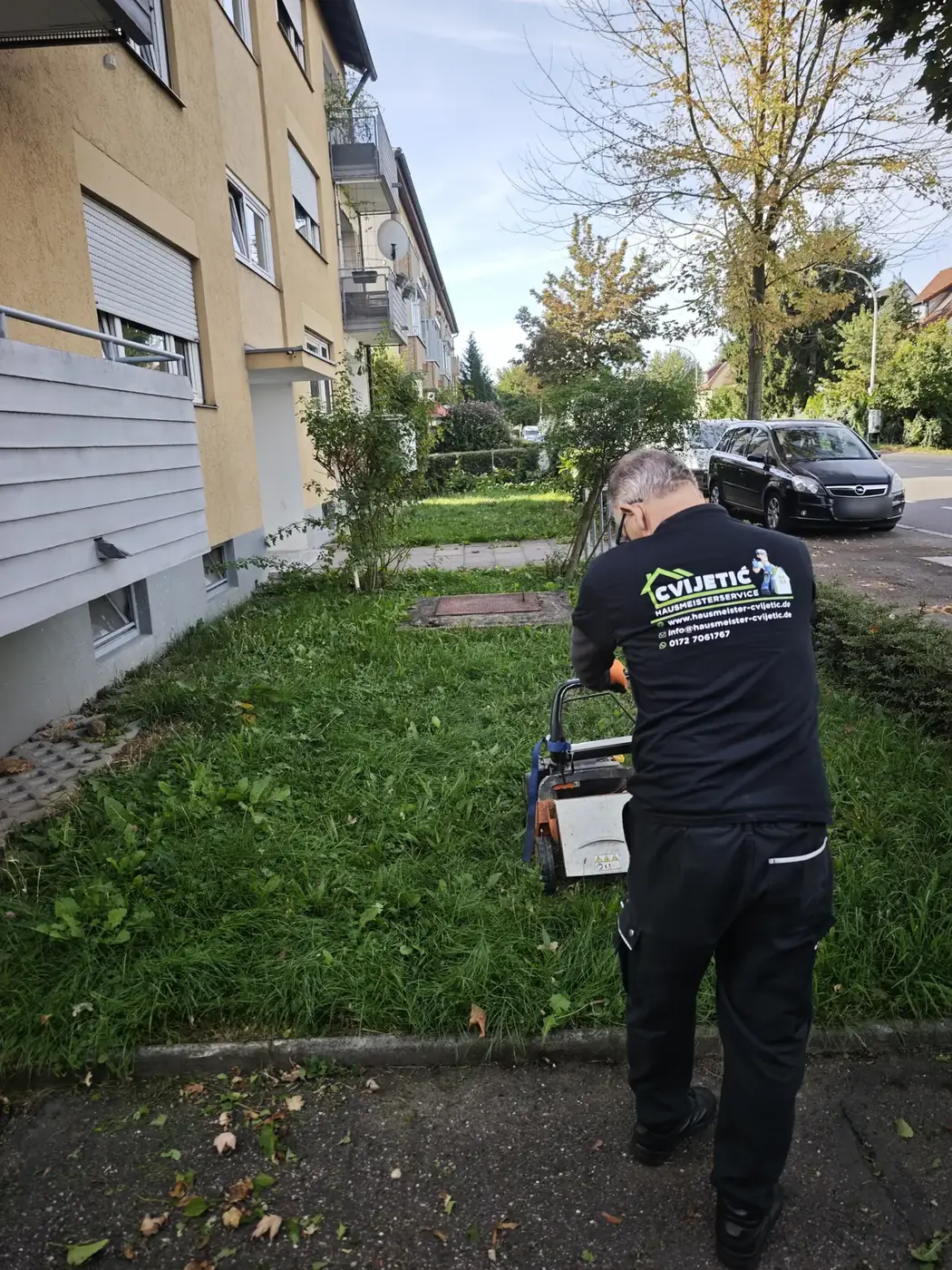 Rasenmähen vor einem Mehrfamilienhaus in Heilbronn durch Hausmeisterservice Cvijetić