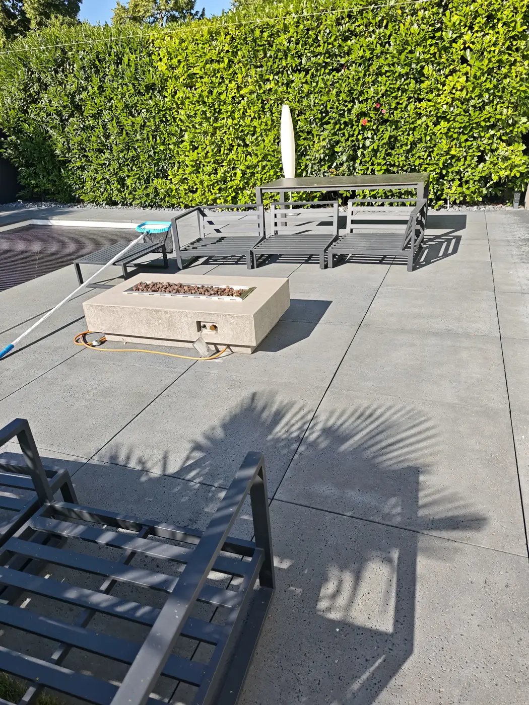 Gereinigte Terrasse am Pool nach der Außenreinigung
